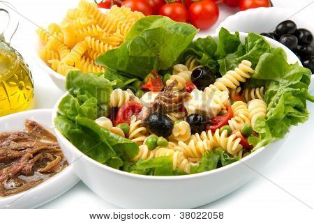 un plat avec la salade de pâtes