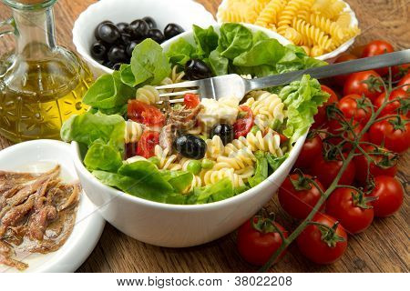 un plat avec la salade de pâtes