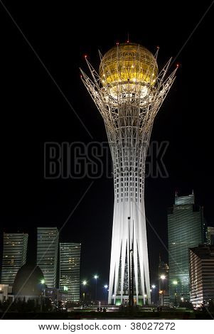 Bayterek ในเวลากลางคืน