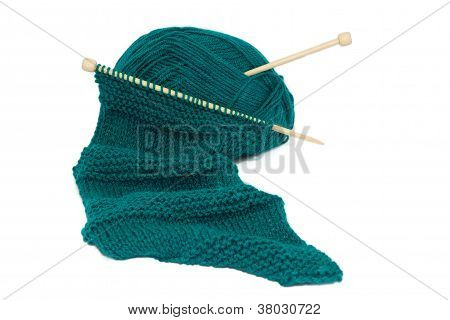 Stricknadeln mit einem Ball aus Wolle-Schal