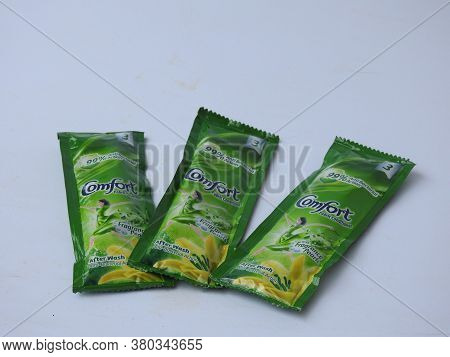 Closeup Of Comfort Fabric Conditioner Anti Bacterial Green Rs. 3 Sachet Or Pack