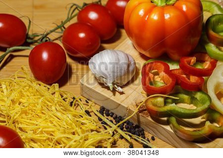 Alimentos frescos e legumes na mesa