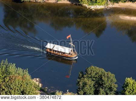 La Roque-gageac, Dordogne, France - September 3, 2018: A Tourist Boat, In French Called Gabare, On T