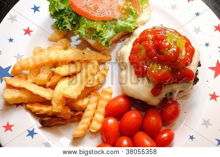 Måltid af en Hamburger med Relish og småretter