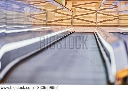 Moving Walkway In Shopping Center. Horizontal Slow-moving Conveyor Mechanism For Easy Elevation. Tra