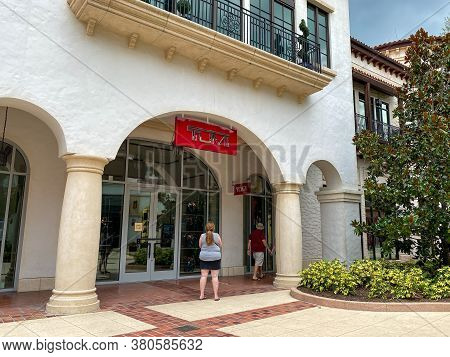 Orlando, Fl/usa-6/13/20:  A Tumi Luggage Retail Store At An Outdoor Mall.