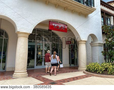 Orlando, Fl/usa-6/13/20:  A Tumi Luggage Retail Store At An Outdoor Mall.