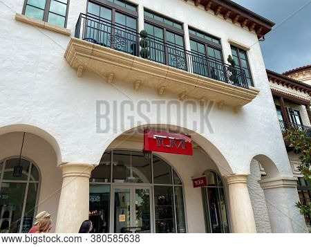 Orlando, Fl/usa-6/13/20:  A Tumi Luggage Retail Store At An Outdoor Mall.