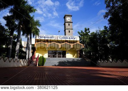 Kalaburagi, Karnataka/india-august 11.2020: Front View Of Gulbarga University Library Building In Ka