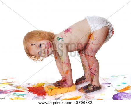 Baby i Paint isolerad på vit bakgrund
