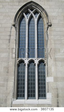 En gammal kyrka fönster och grå Block vägg