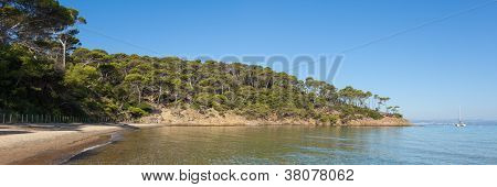 Panorámás kilátás nyílik a Notre Dame Beach Porquerolles-sziget