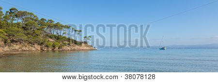 Panorámás kilátás nyílik a Notre Dame Beach Porquerolles-sziget