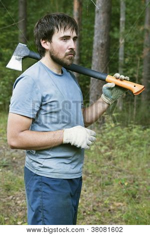 Skovhugger med en økse