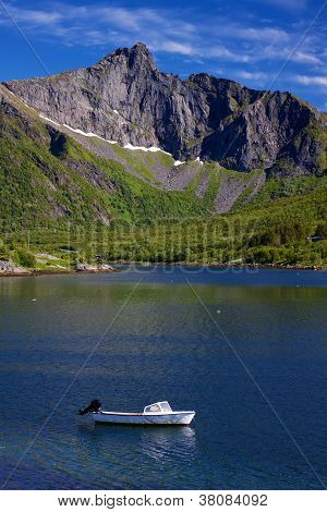 Motorboot im fjord