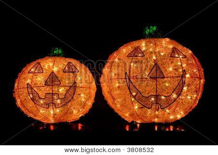 2 Jack-O-lyktor tänds på svart bakgrund