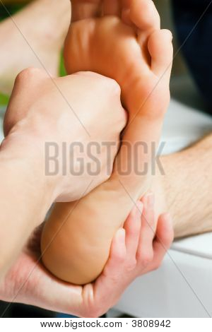 Masáž chodidel s pěstí