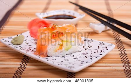 Sushi s lososem a červeným kaviárem