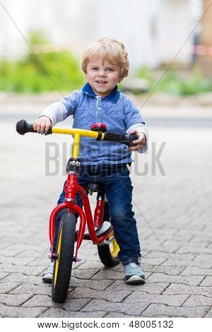 2 Anni vecchio Toddler cavalcando la sua prima moto