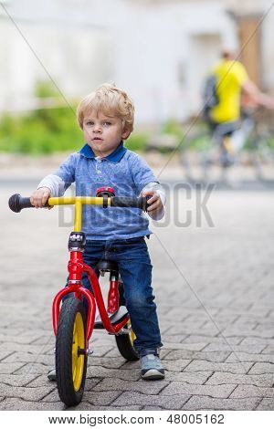 2 Anni vecchio Toddler cavalcando la sua prima moto