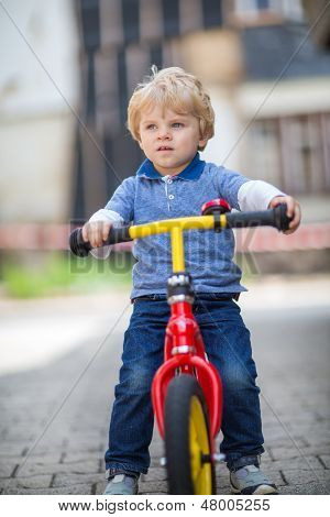 2 Anni vecchio Toddler cavalcando la sua prima moto