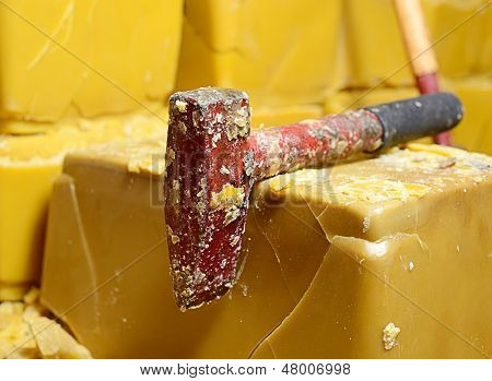 Blöcke von Honigbienen Wachs und Schneidwerkzeugen