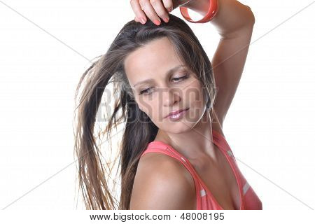 красивая молодая женщина в студии