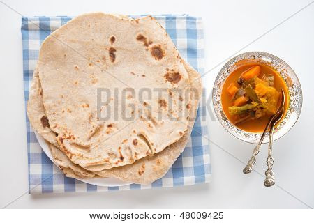 Chapatti roti 또는 플랫 빵과 카레 달. 다 이닝 테이블에 인도 음식입니다. 