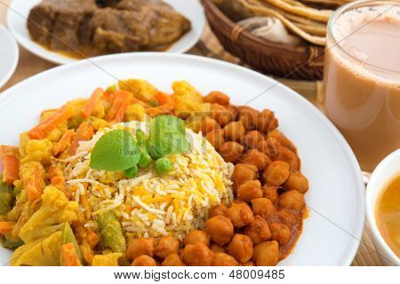 อาหารอินเดียข้าวหมกข้าว แกง mutton, chapatti ชานม กดอล โต๊ะรับประทานอาหารอินเดีย