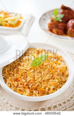 ข้าวหมกข้าว หรือข้าว briyani แกงไก่ และสลัด อินเดียอาหารบนโต๊ะ