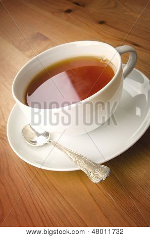 Tazza di tè su fondo in legno