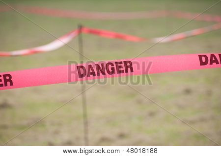 필드에서 위험 경계 테이프입니다.