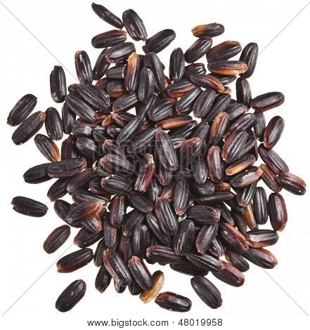 Pilha de arroz integral, isolado no fundo branco 
