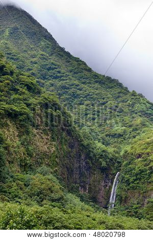 在雾和瀑布山。波利尼西亚。大溪地