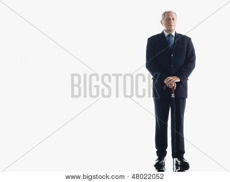Retrato de longitud completa de un empresario de mediana edad con paraguas contra el fondo blanco