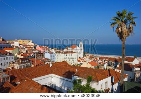 Lisabon Alfama panoramatický pohled směrem k řece