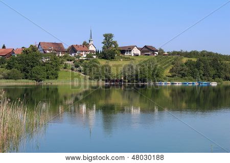 Bellissimo piccolo villaggio e lago