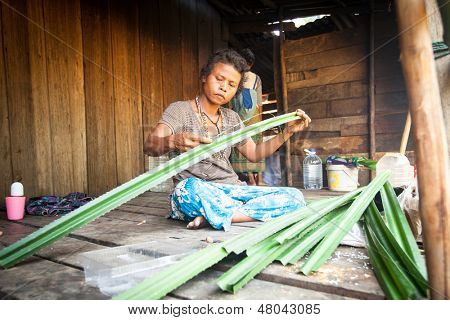 BERDUT, Malasia - 8 de APR: Mujer no identificada Orang Asli en su aldea en 08 de abril de 2013 en Berdut, Mal