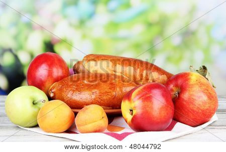Empanadillas al horno frescos con mermelada de frutas, en la mesa de madera, sobre fondo brillante