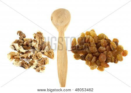 Cuillère en bois avec noix et raisins secs