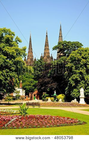 Park mit Kathedrale, hinten, Lichfield, England.