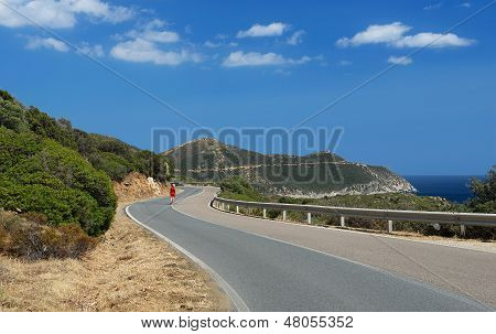 Jedna žena v červené barvě na horské silnici, žena bude na horské silnice, silnice Sardinie