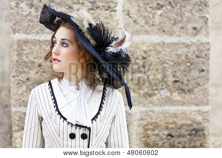 Old-fashioned donna vestita con vagare lo sguardo