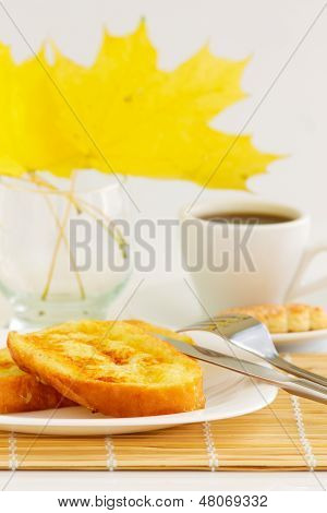甜面包早餐的咖啡
