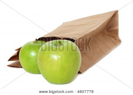Braune Papiertüte mit grünen Äpfeln