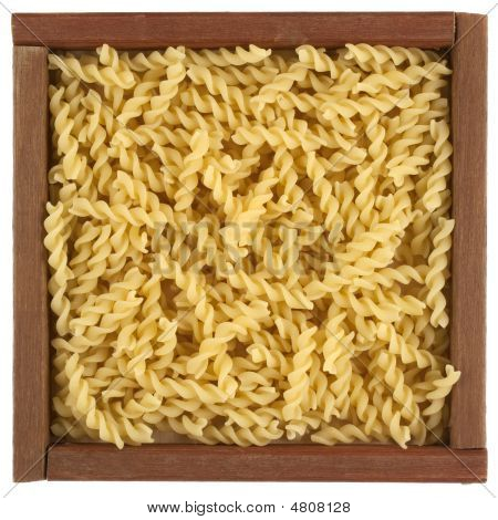 พาสต้า Fusilli uncooked ในกล่องไม้