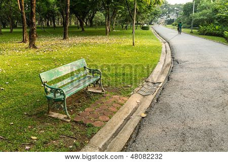 Grøn bænk i parken