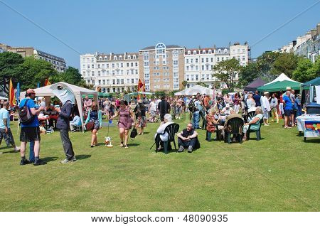 ST.LEONARDS-ON-SEA, ENGLAND-13. Juli: Menschen nehmen Sie Teil am St.Leonards-Festival in Warrior Squar