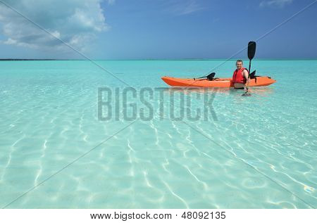 Muž s kajak. Exuma, Bahamy