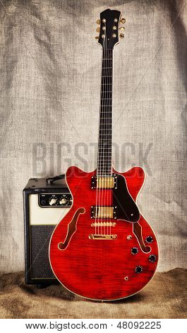 Amplificador e a guitarra semi-oco